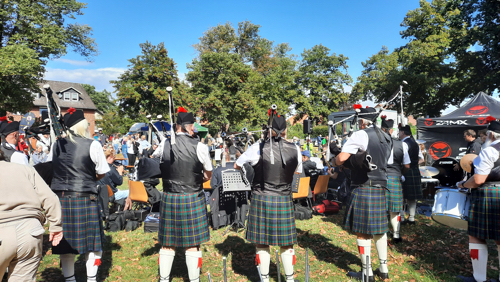 Bild vom Herbstmarkt in Meine mit dem Musikzug der freiwilligen Feuerwehr